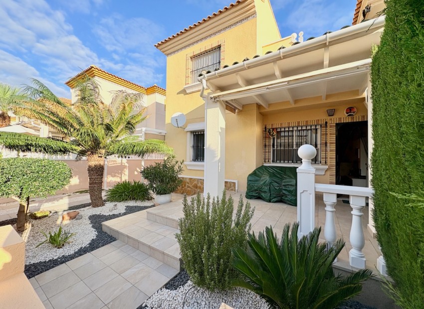 Resale - Adosado -
Orihuela - Villamartin