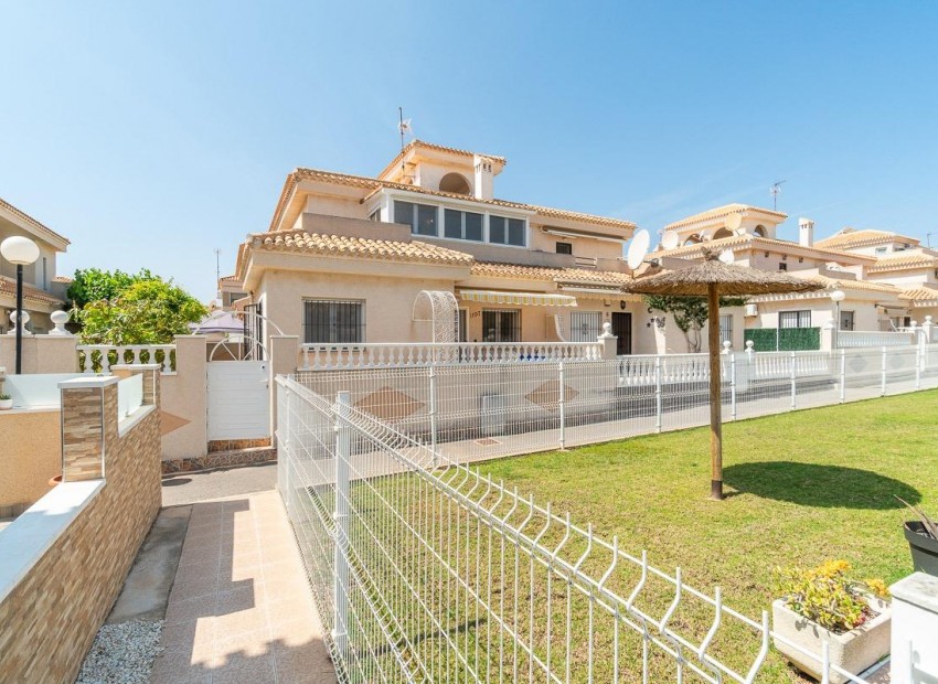 Resale - Chalet -
Orihuela Costa - Playa Flamenca