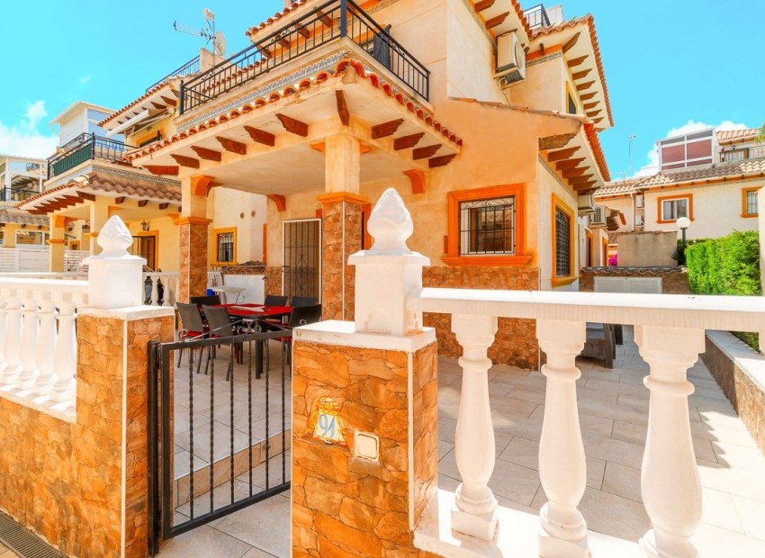 Resale - Chalet -
Orihuela Costa - Punta Prima