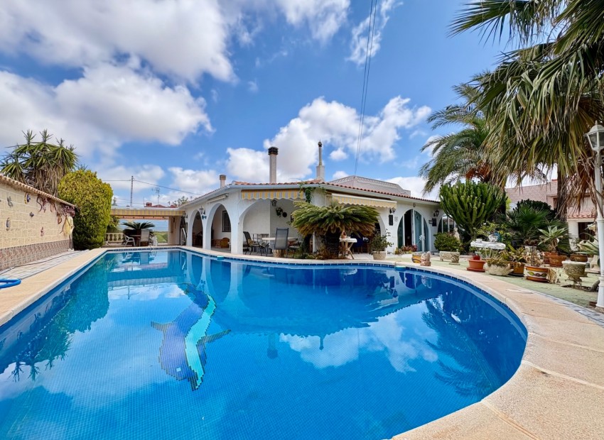 Resale - Einfamilienhaus -
Orihuela Costa - Montezenia