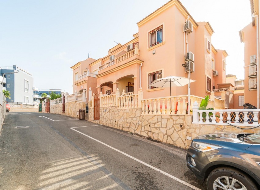 Resale - Terraced house -
Orihuela Costa - La Zenia
