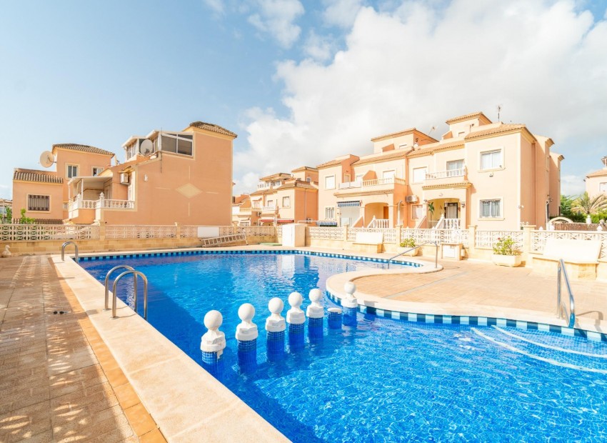 Resale - Terraced house -
Orihuela Costa - La Zenia