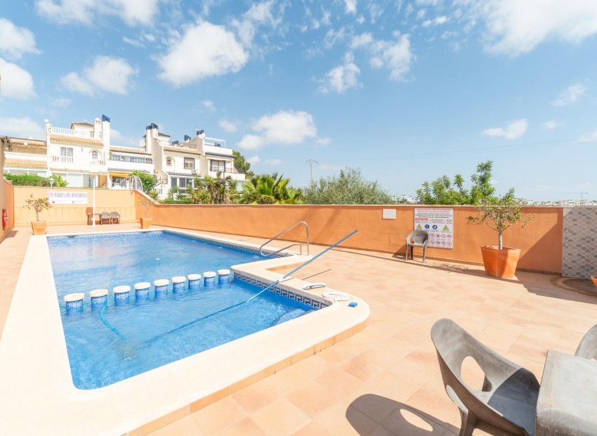 Resale - Terraced house -
Orihuela Costa - Los Dolses