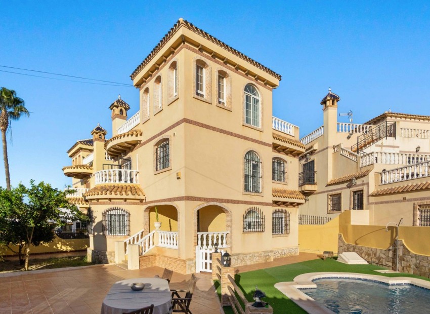 Resale - Villa -
Orihuela Costa - Las Mimosas