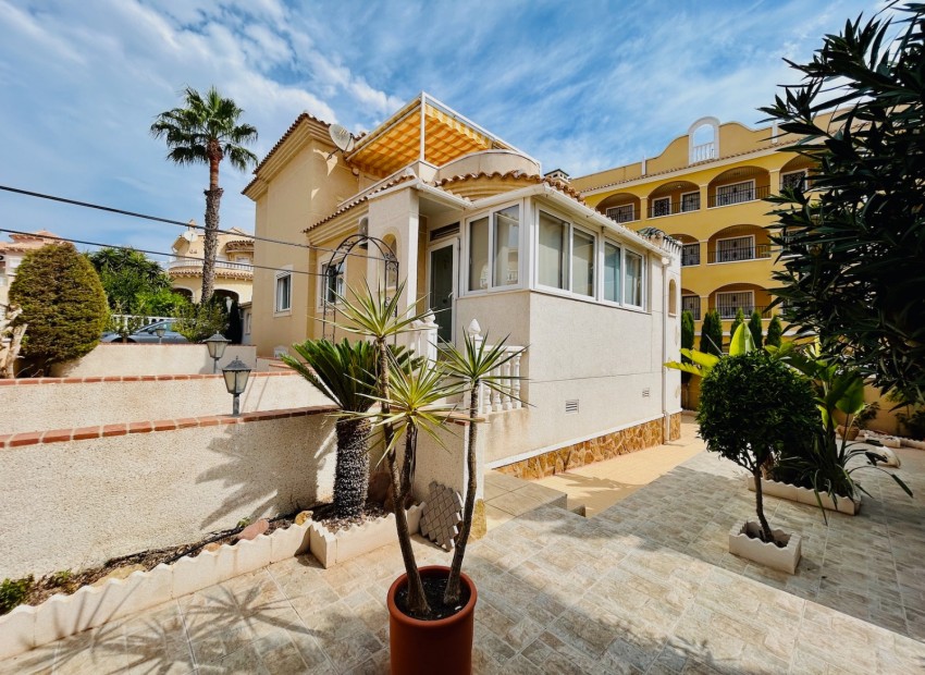 Resale - Villa -
Orihuela Costa - Urbanización Blue Lagoon y T-2 Filipinas Oeste