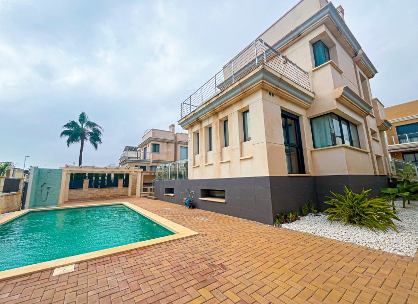 Resale - Villa -
Orihuela Costa