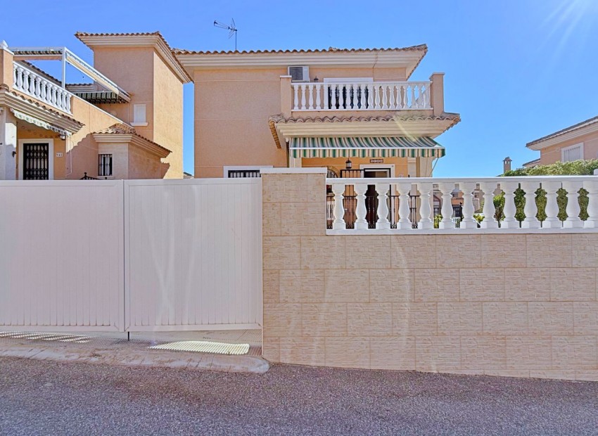 Resale - Villa -
Orihuela - Orihuela Costa