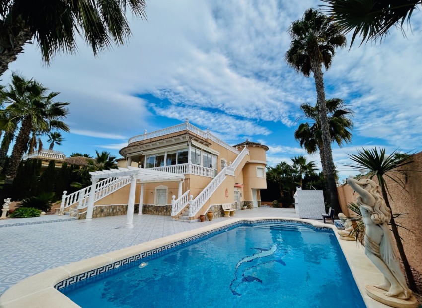 Resale - Villa -
Orihuela