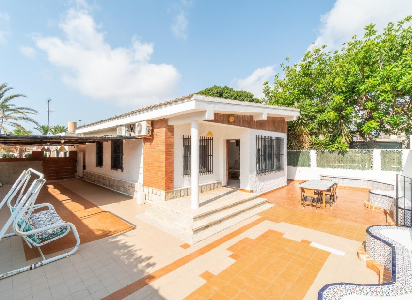 Resale - Villa -
Torrevieja - Aguas nuevas 1