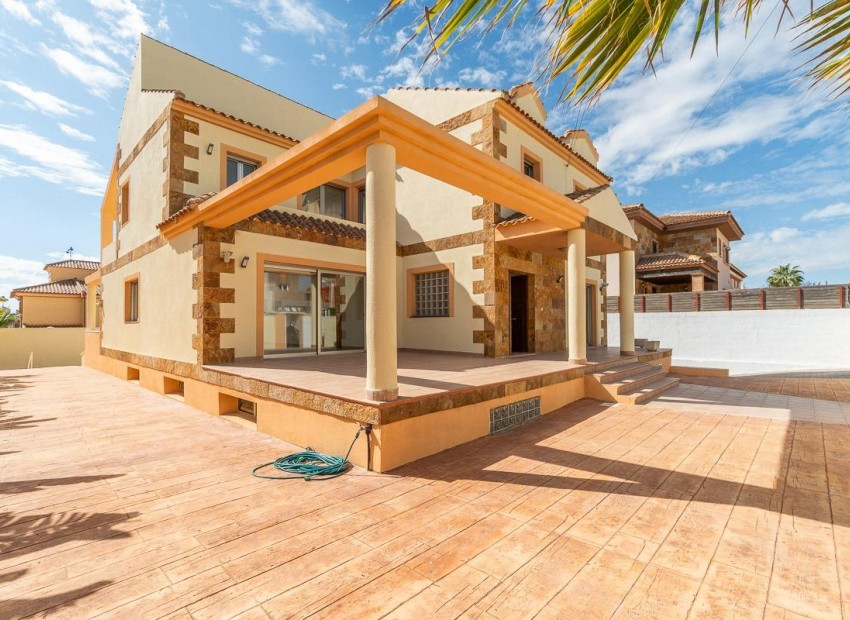 Resale - Villa -
Torrevieja - Aguas nuevas 2