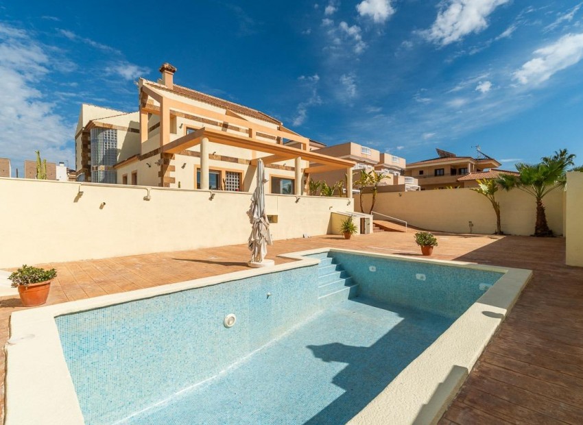 Resale - Villa -
Torrevieja - Aguas nuevas 2