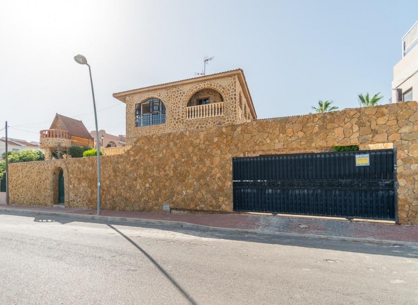 Resale - Villa -
Torrevieja - Los altos