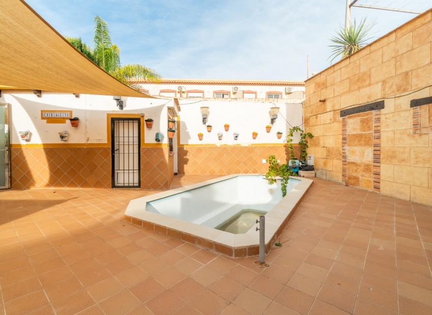 Resale - Villa -
Torrevieja - Los altos