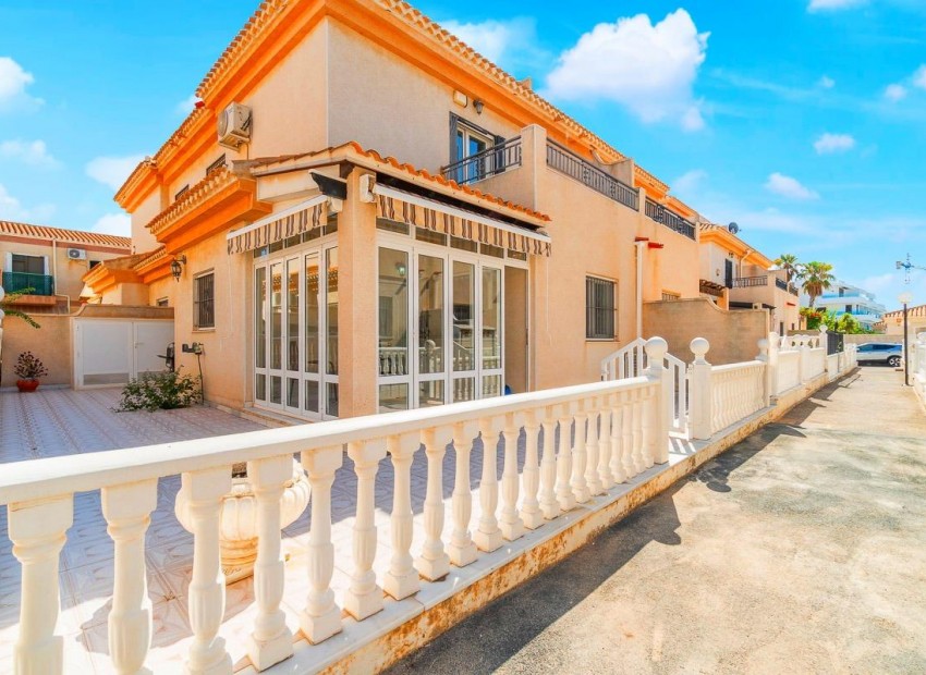 Sale - Chalet -
Orihuela Costa - Playa Flamenca