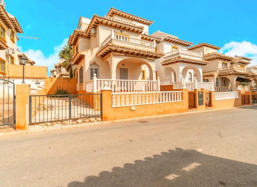 Sale - Terraced house -
Orihuela Costa - Los Dolses