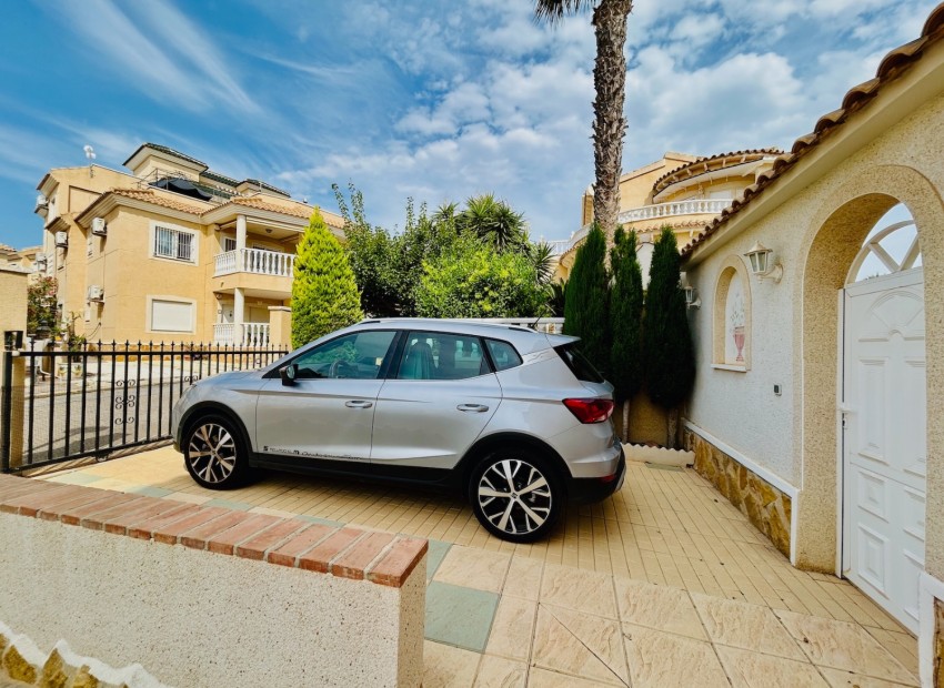 Sale - Villa -
Orihuela Costa - Urbanización Blue Lagoon y T-2 Filipinas Oeste