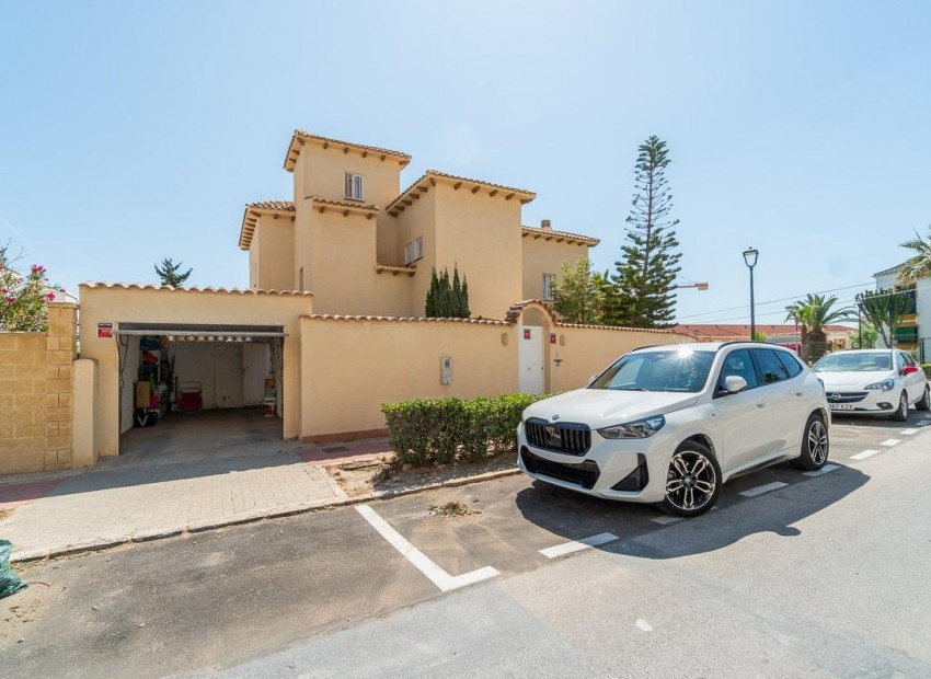 Sale - Villa -
Torrevieja - La Mata