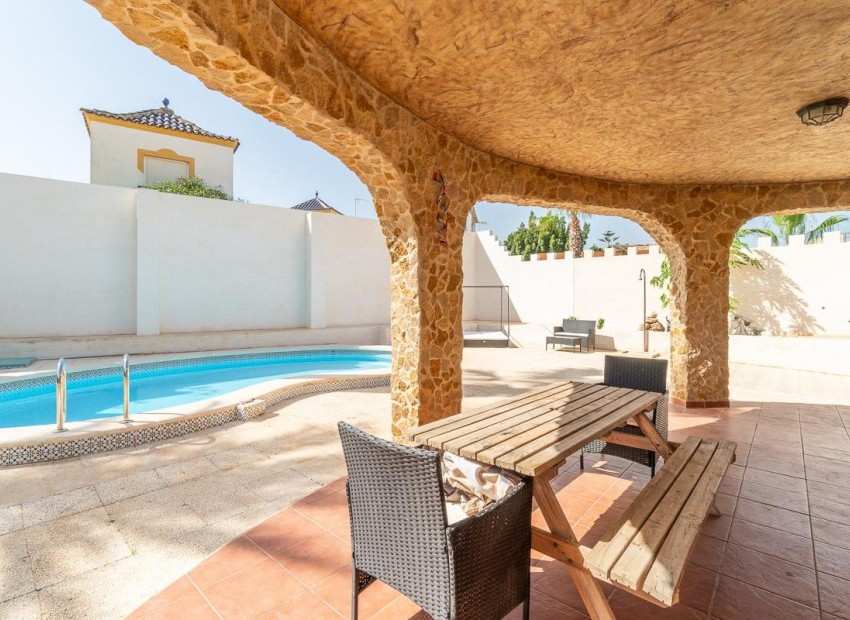 Sale - Villa -
Torrevieja - Los altos