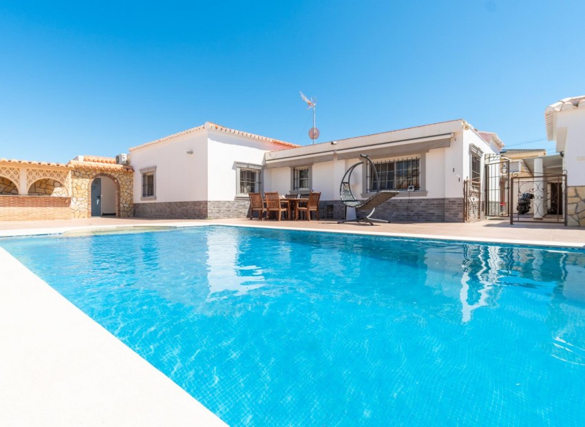 Sale - Villa -
Torrevieja - Torreta florida