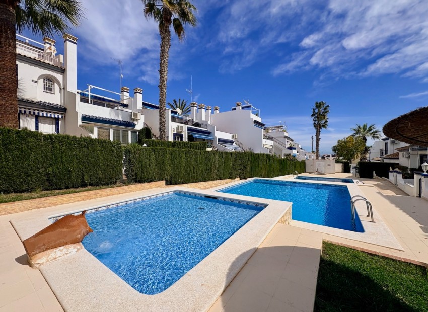 Venta - Chalet -
Orihuela - Villamartin