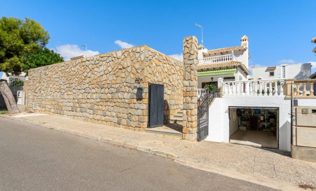 Resale - Villa -
Orihuela Costa - La Zenia