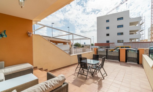 Resale - Terraced house -
Orihuela Costa - Los Dolses