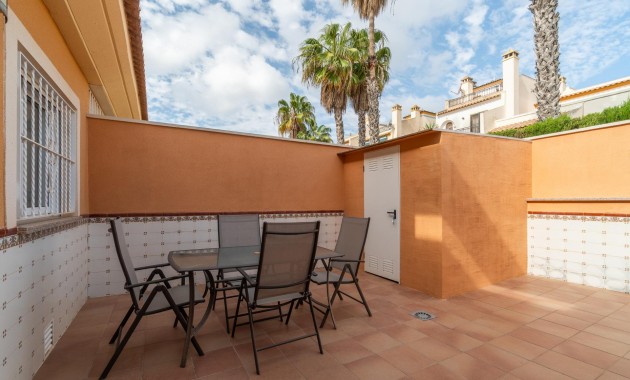 Resale - Terraced house -
Orihuela Costa - Los Dolses