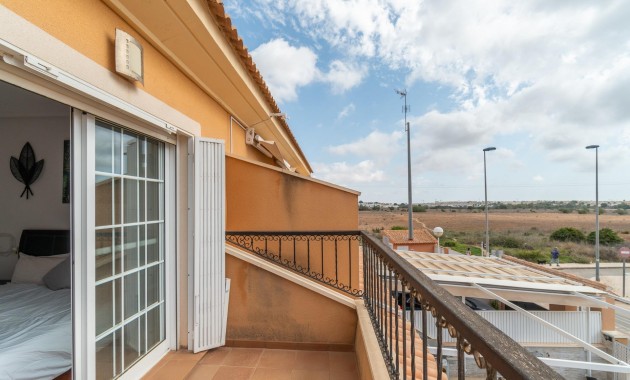 Resale - Terraced house -
Orihuela Costa - Los Dolses