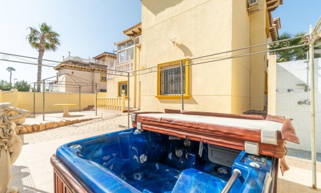 Resale - Villa -
Orihuela Costa - La Zenia