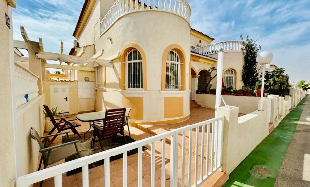 Venta - Chalet -
Torrevieja - Sector 25