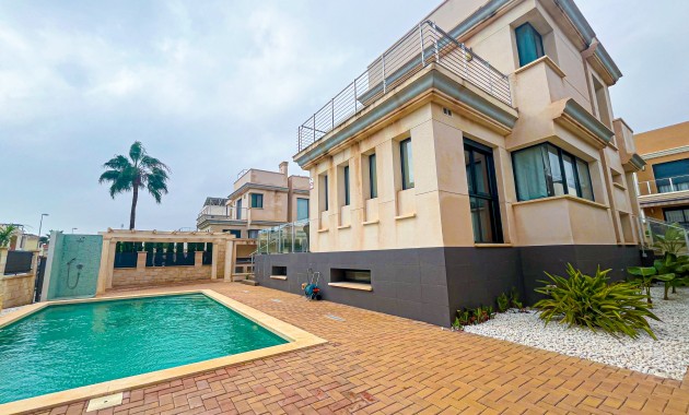 Resale - Villa -
Orihuela Costa