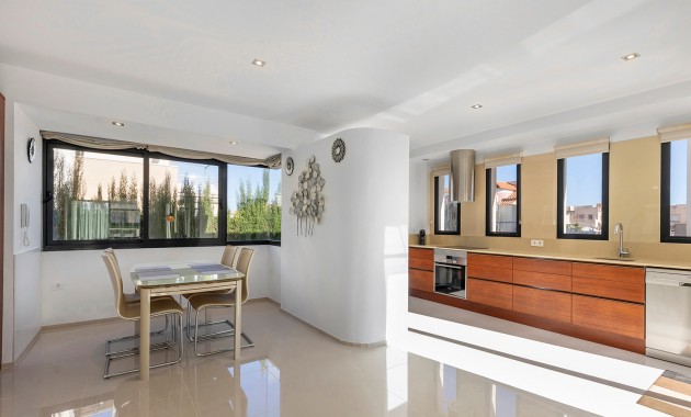 Resale - Villa -
Orihuela Costa