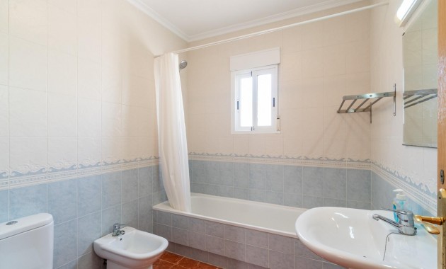 Resale - Terraced house -
Orihuela Costa - Los Dolses