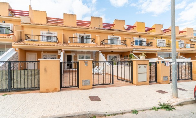 Resale - Terraced house -
Orihuela Costa - Los Dolses