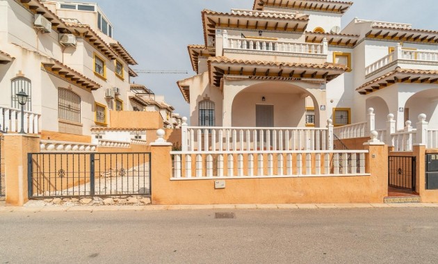 Resale - Terraced house -
Orihuela Costa - Los Dolses