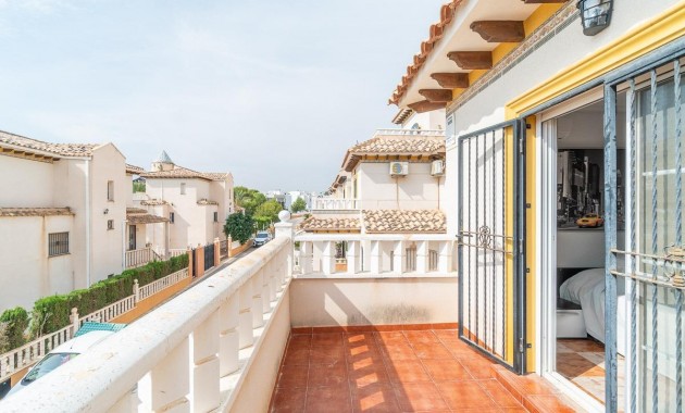 Resale - Terraced house -
Orihuela Costa - Los Dolses