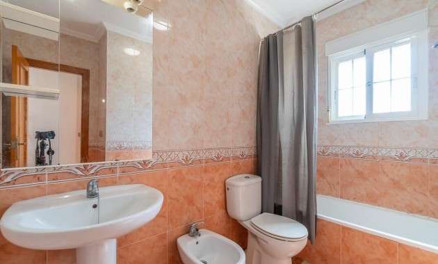 Resale - Terraced house -
Orihuela Costa - Los Dolses