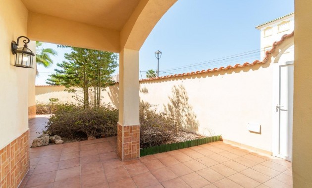 Sale - Villa -
Torrevieja - La Mata