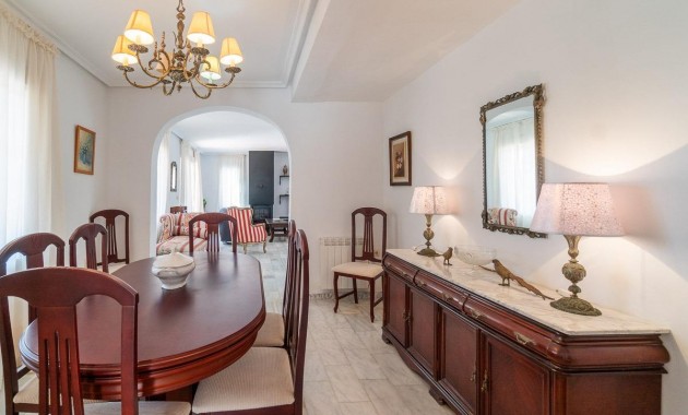 Sale - Villa -
Torrevieja - La Mata