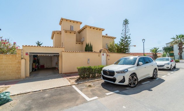 Sale - Villa -
Torrevieja - La Mata