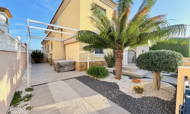 Resale - Adosado -
Orihuela - Villamartin