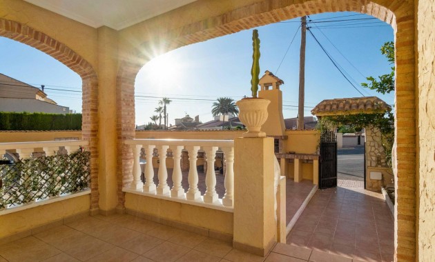 Resale - Villa -
Orihuela Costa - Las Mimosas