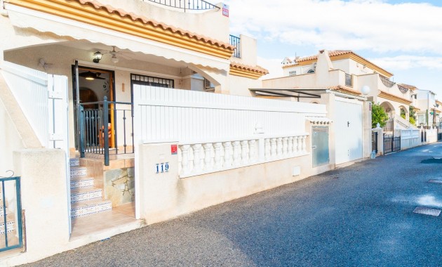 Resale - Chalet -
Orihuela Costa - Playa Flamenca