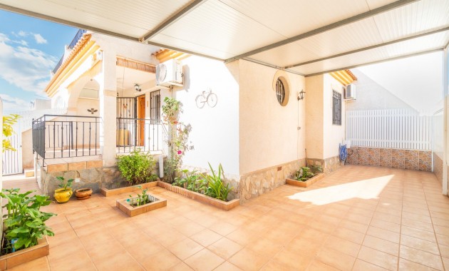 Resale - Chalet -
Orihuela Costa - Playa Flamenca
