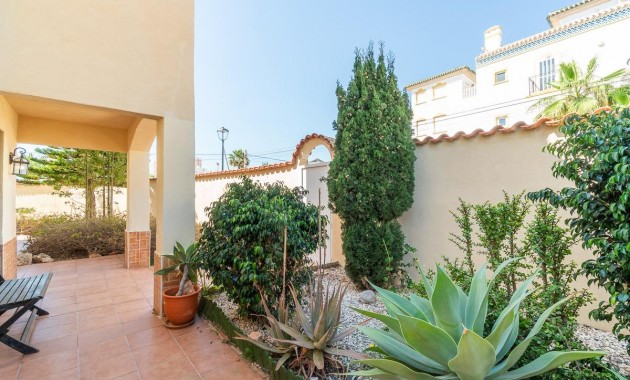 Sale - Villa -
Torrevieja - La Mata