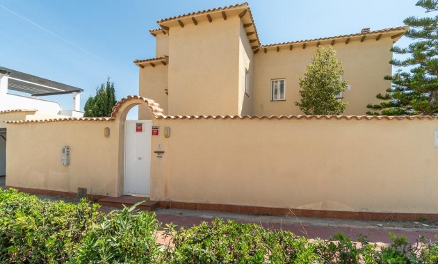 Sale - Villa -
Torrevieja - La Mata