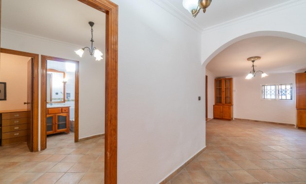 Sale - Villa -
Torrevieja - Los altos