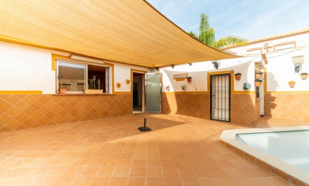 Sale - Villa -
Torrevieja - Los altos