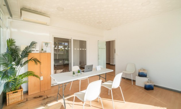 Alquiler a largo plazo - Commercial Unit -
Orihuela Costa - La Zenia