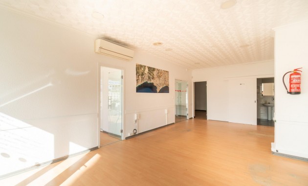 Alquiler a largo plazo - Commercial Unit -
Orihuela Costa - La Zenia